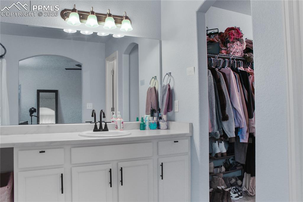 Image 12 of 19: Bathroom