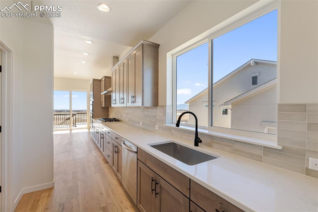 Image 12 of 50: Kitchen