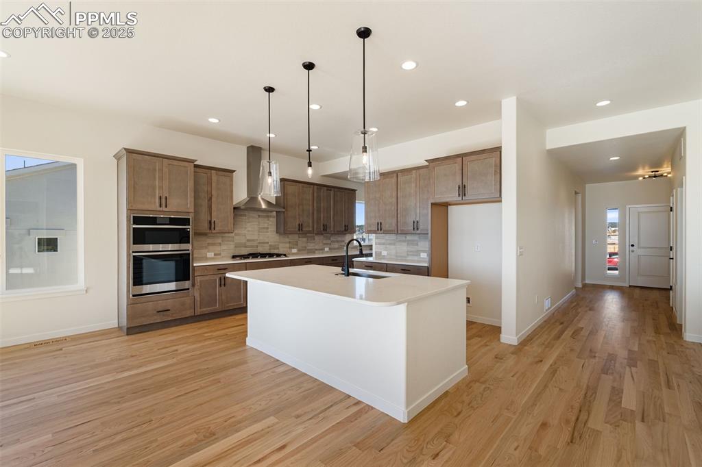 Image 13 of 50: Kitchen