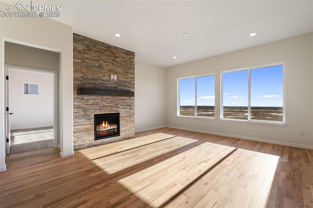 Image 14 of 50: Living Room