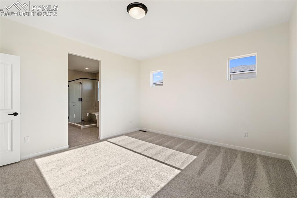 Image 19 of 50: Bedroom