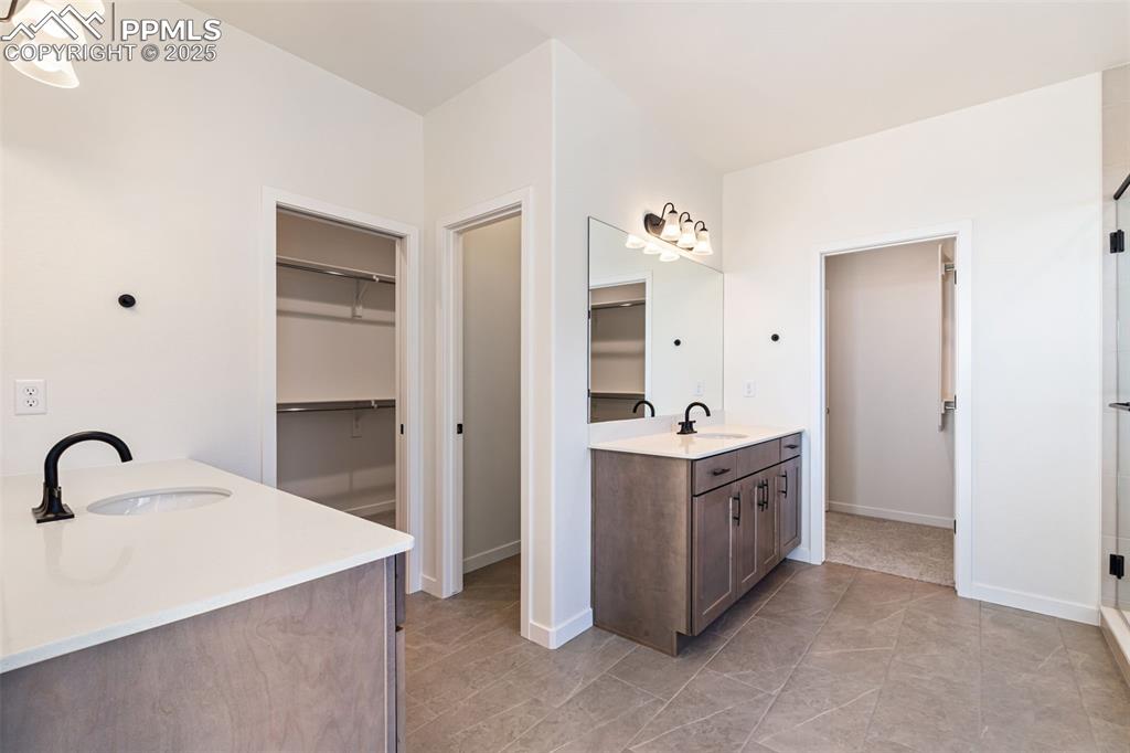 Image 22 of 50: Bathroom