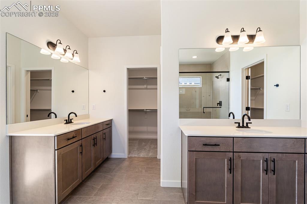 Image 24 of 50: Bathroom