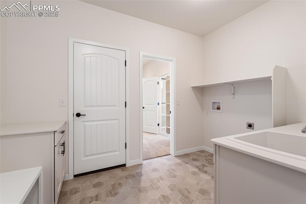 Image 28 of 50: Laundry