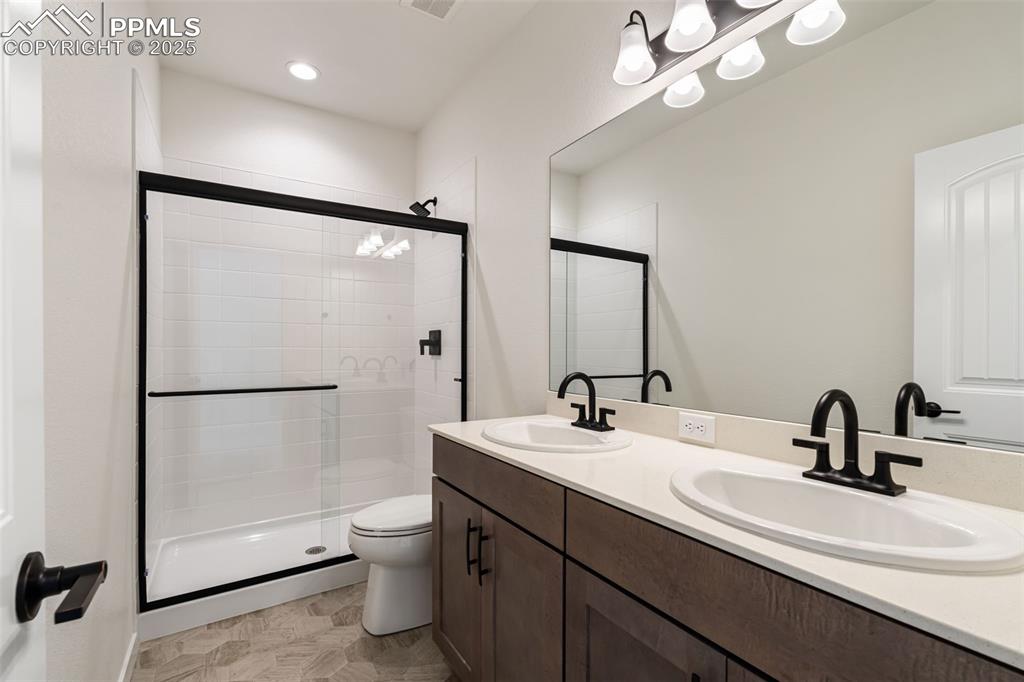 Image 40 of 50: Bathroom