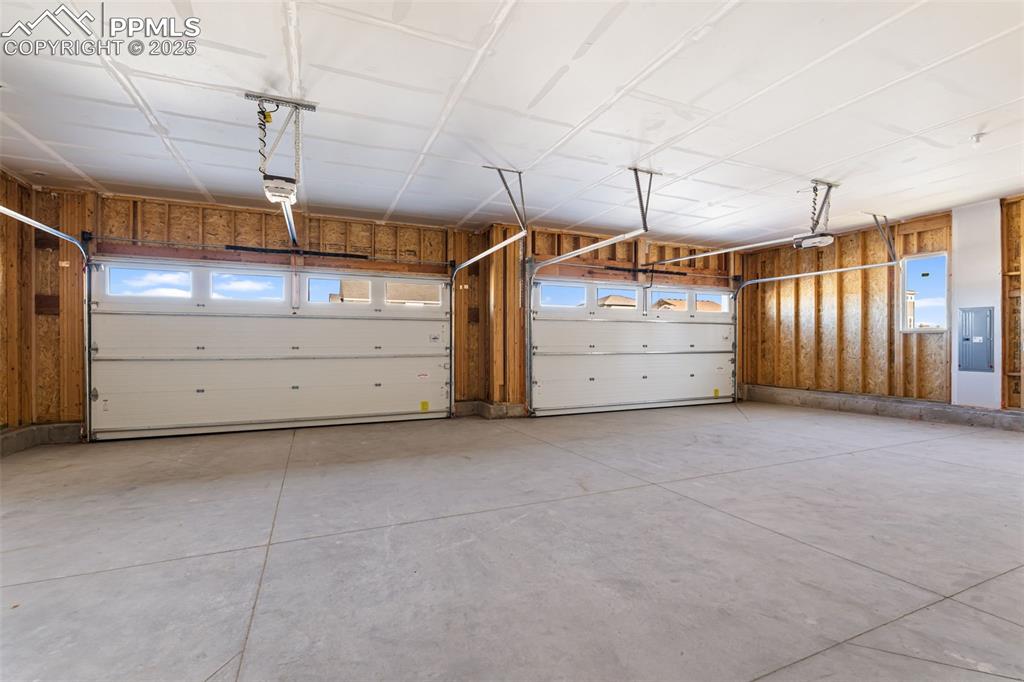 Image 44 of 50: Garage