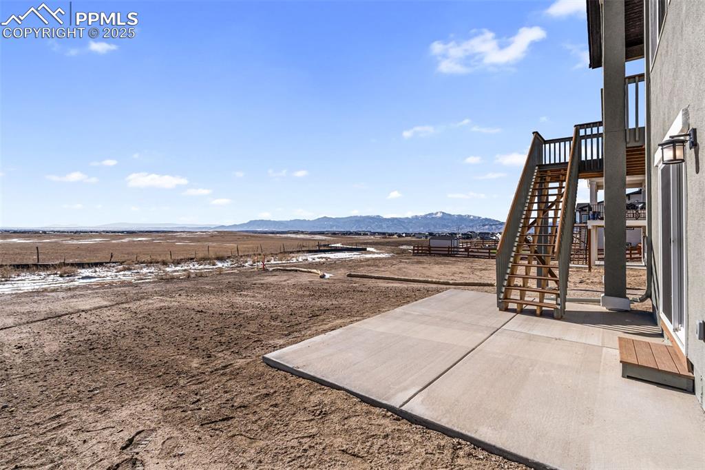 Image 48 of 50: Yard