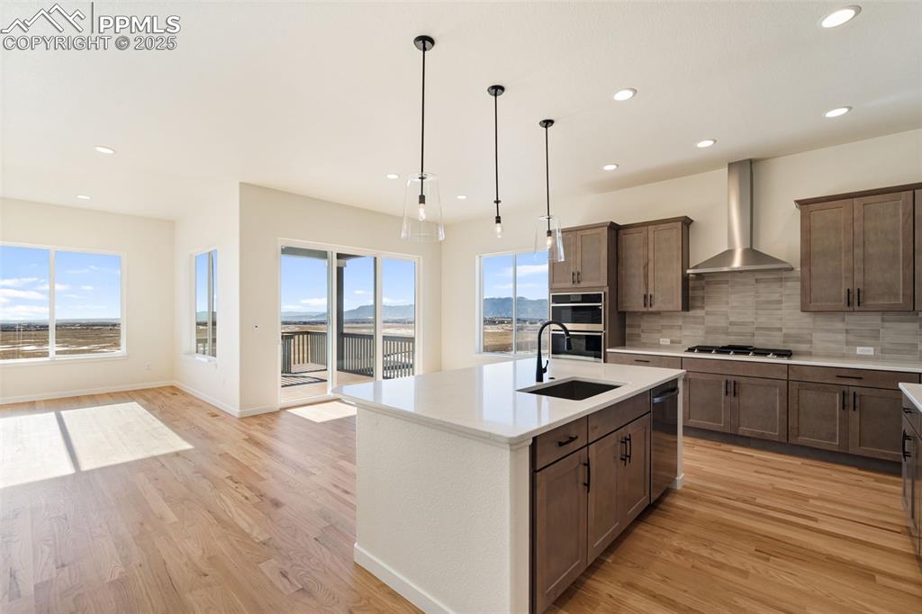 Image 5 of 50: Kitchen