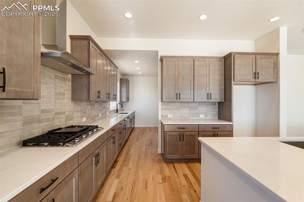 Image 9 of 50: Kitchen