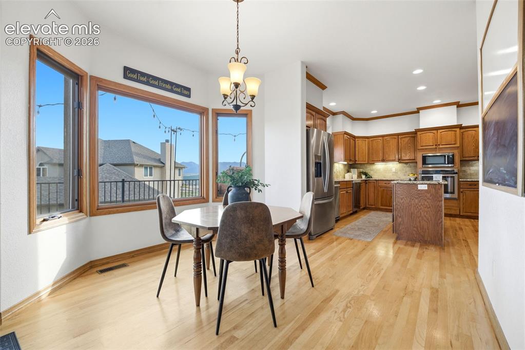 Image 16 of 50: Dining Area