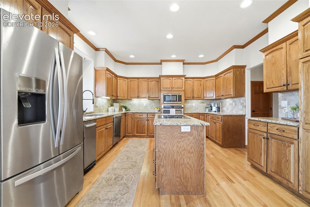 Image 18 of 50: Kitchen