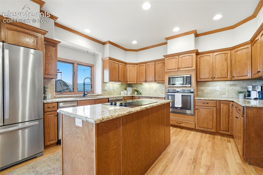 Image 19 of 50: Kitchen