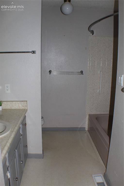 Image 10 of 16: Bathroom