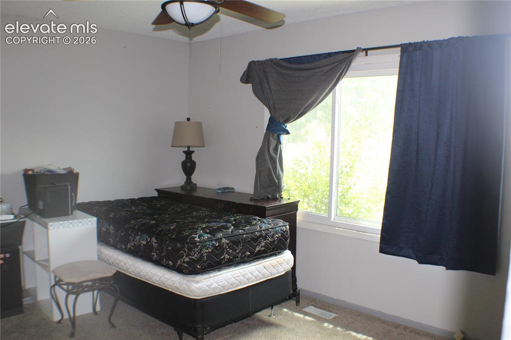 Image 11 of 16: Bedroom