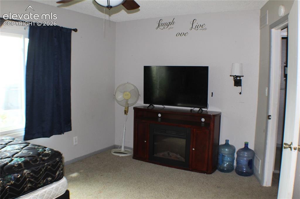Image 13 of 16: Bedroom