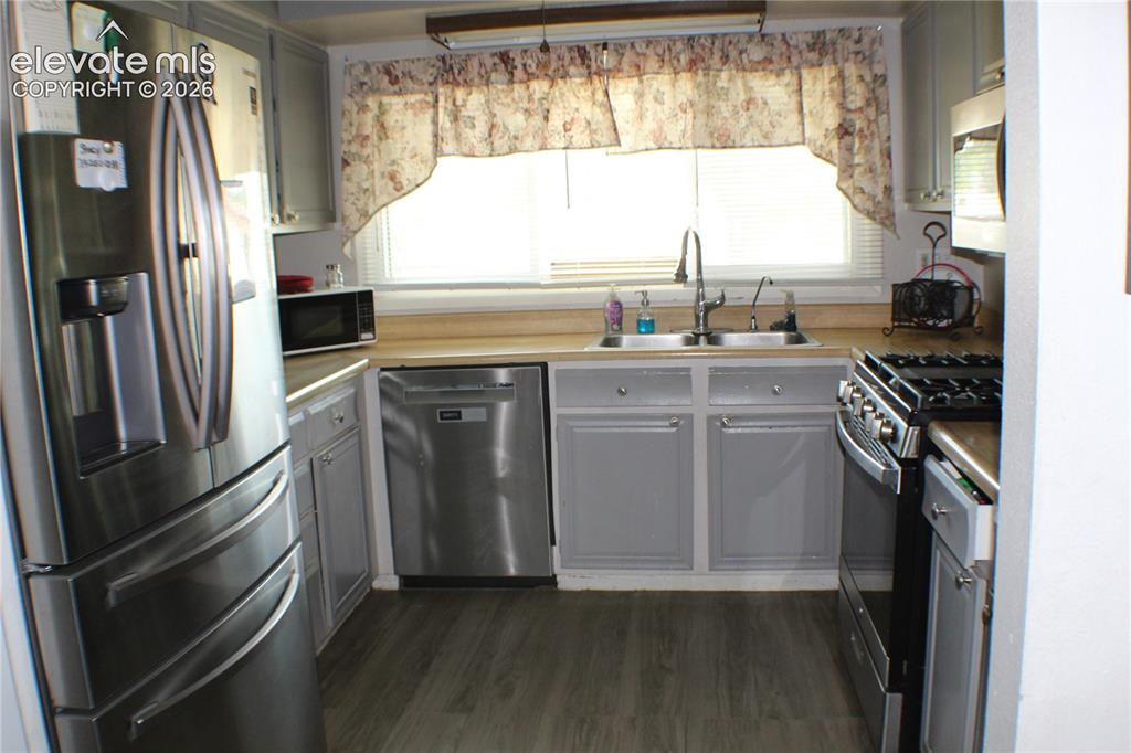 Image 5 of 16: Kitchen