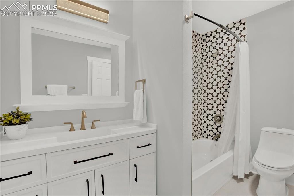 Image 20 of 37: Bathroom