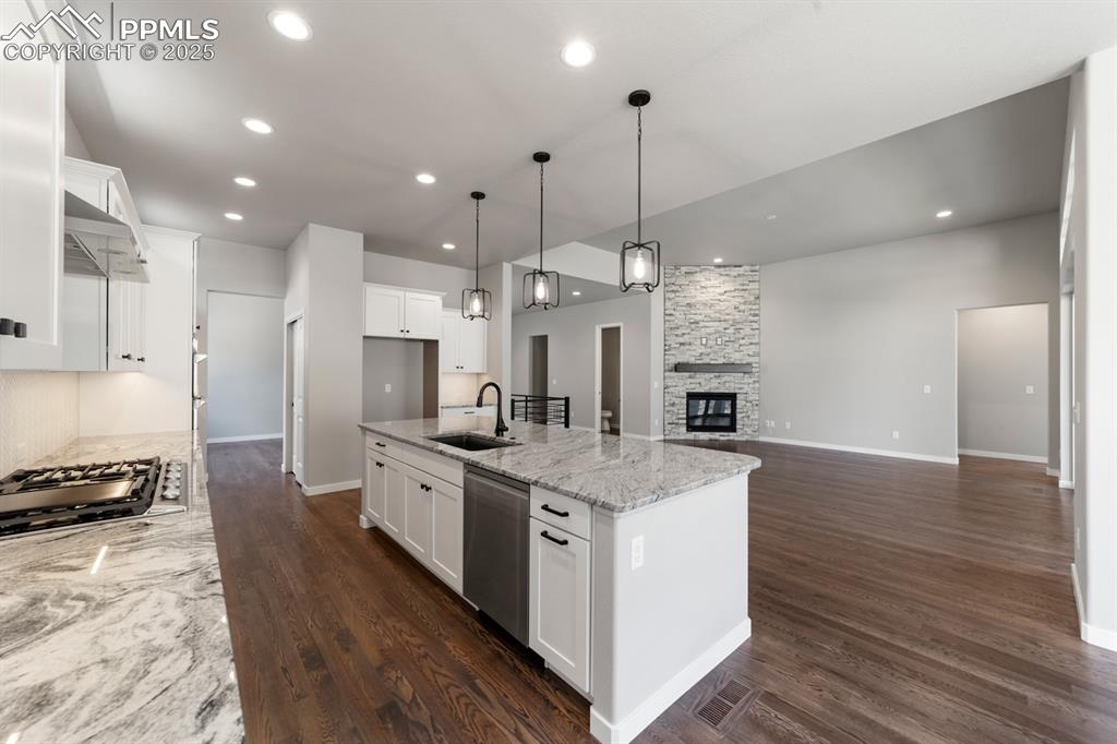 Image 6 of 31: Same floor plan, different house for demonstration