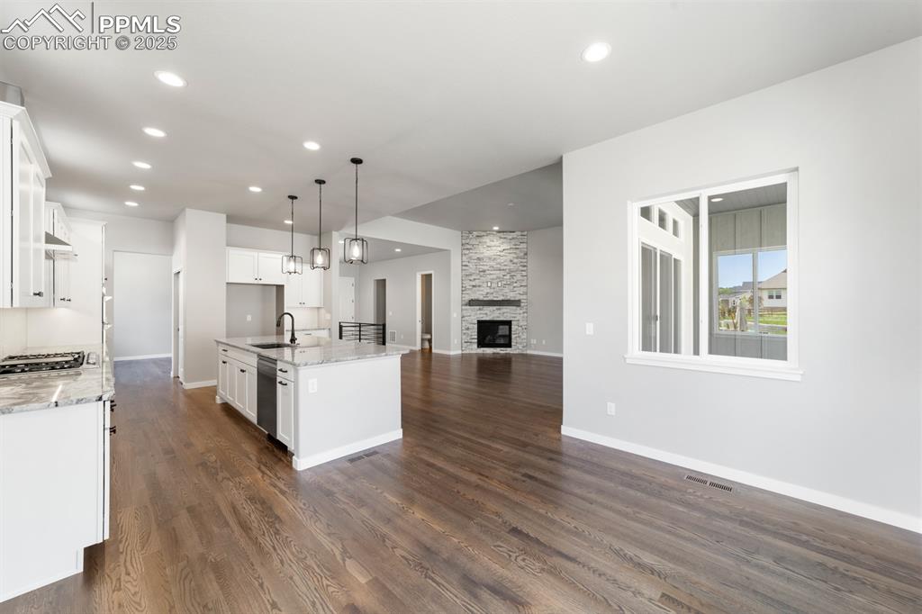 Image 8 of 31: Same floor plan, different house for demonstration