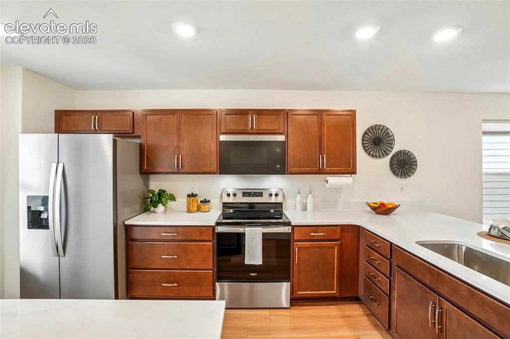 Image 12 of 27: Kitchen