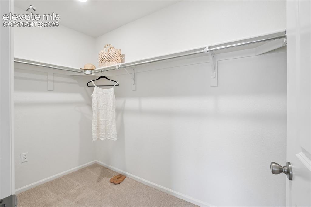 Image 26 of 27: Closet