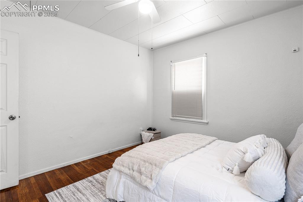 Image 14 of 29: Bedroom
