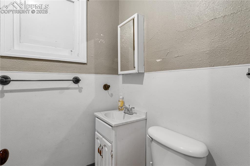 Image 27 of 29: Bathroom