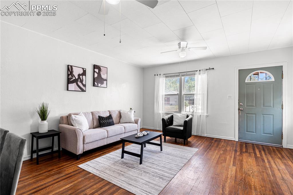 Image 7 of 29: Living Room