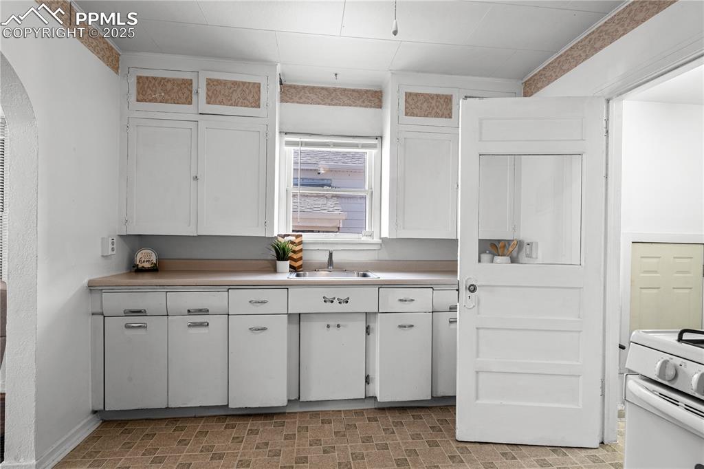 Image 8 of 29: Kitchen