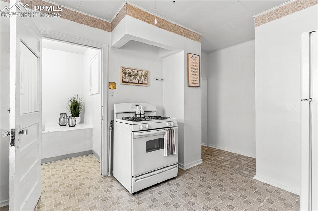 Image 9 of 29: Kitchen