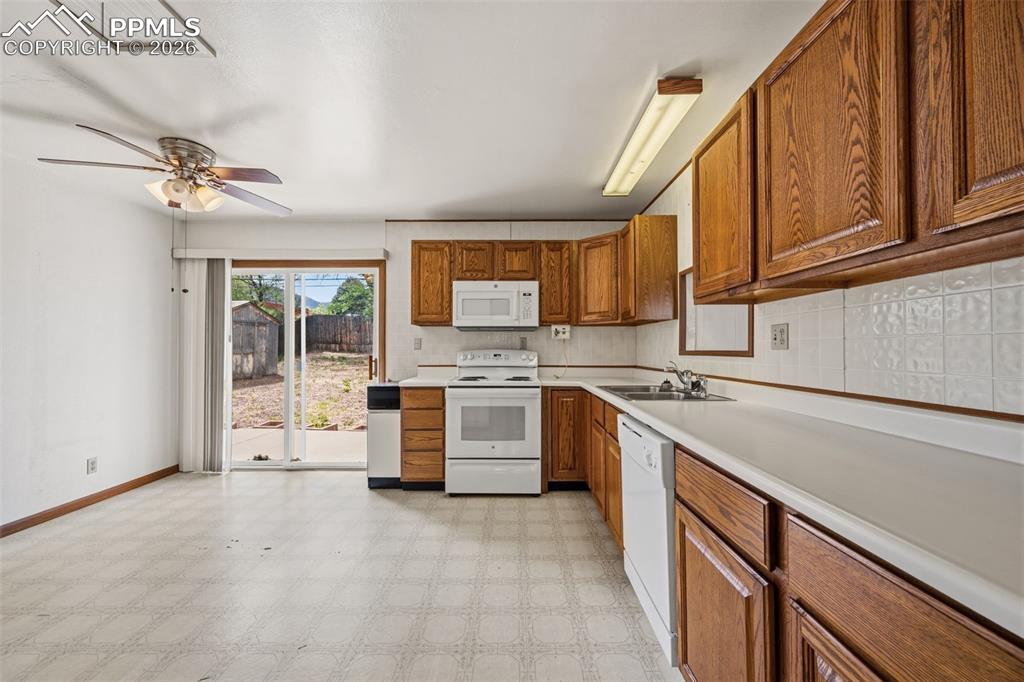 Image 10 of 19: Kitchen