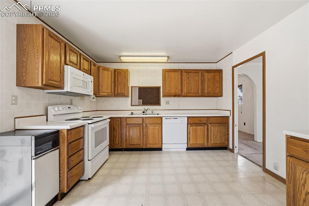 Image 11 of 19: Kitchen