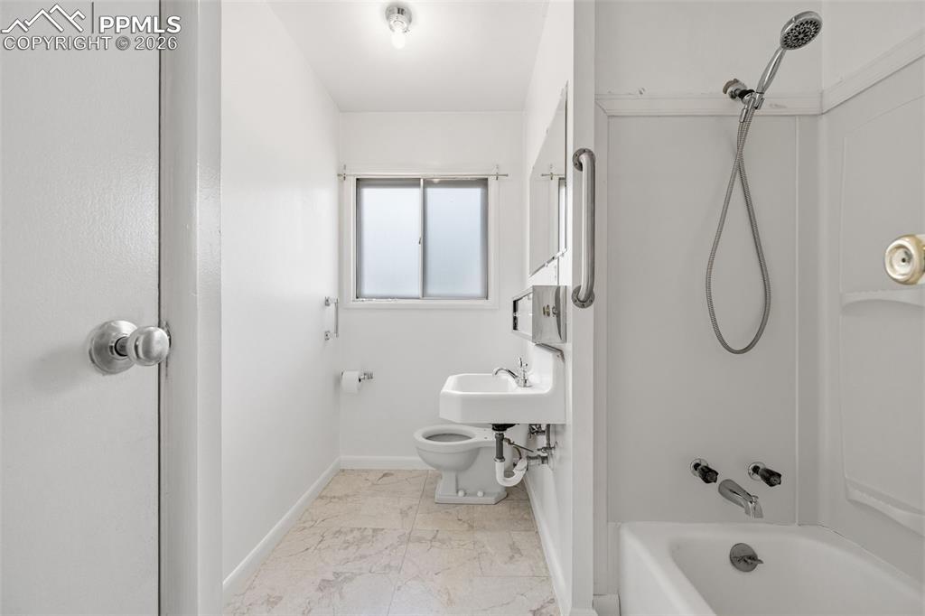 Image 14 of 19: Bathroom