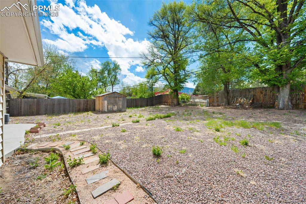 Image 17 of 19: Yard