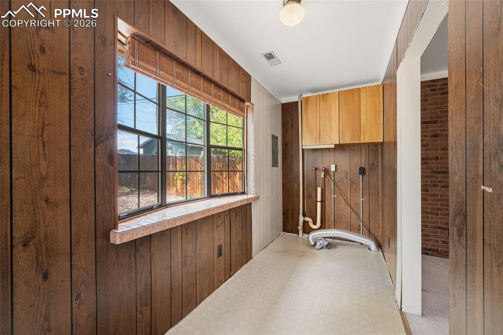 Image 8 of 19: Laundry