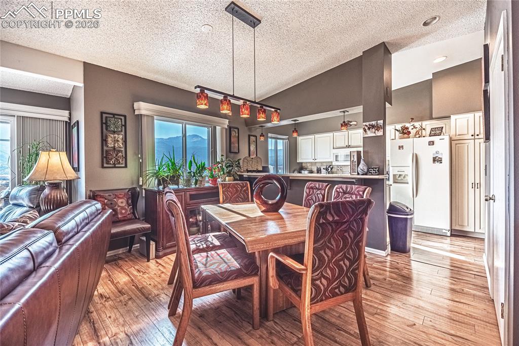 Image 15 of 35: Dining Area