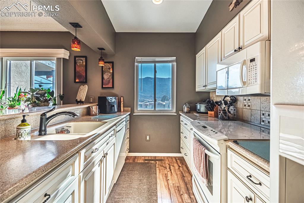 Image 18 of 35: Kitchen