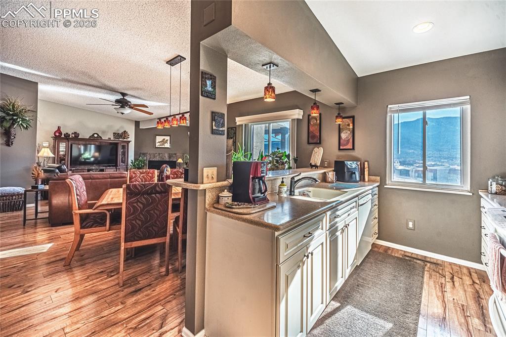 Image 19 of 35: Kitchen