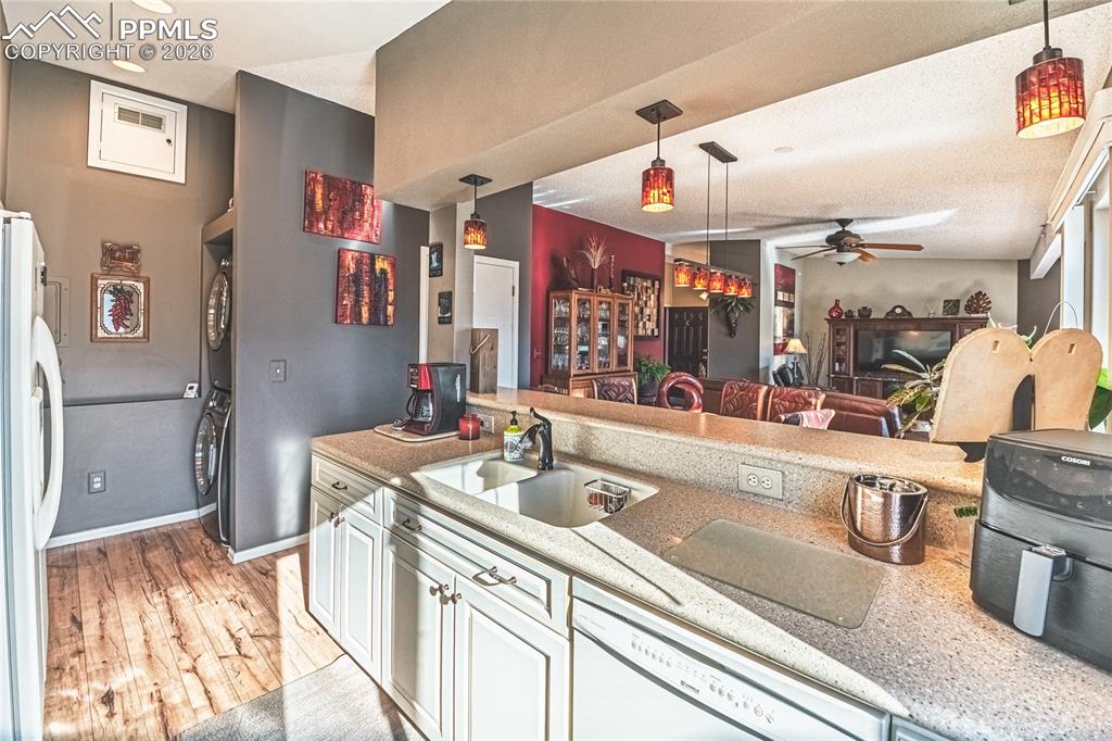 Image 20 of 35: Kitchen