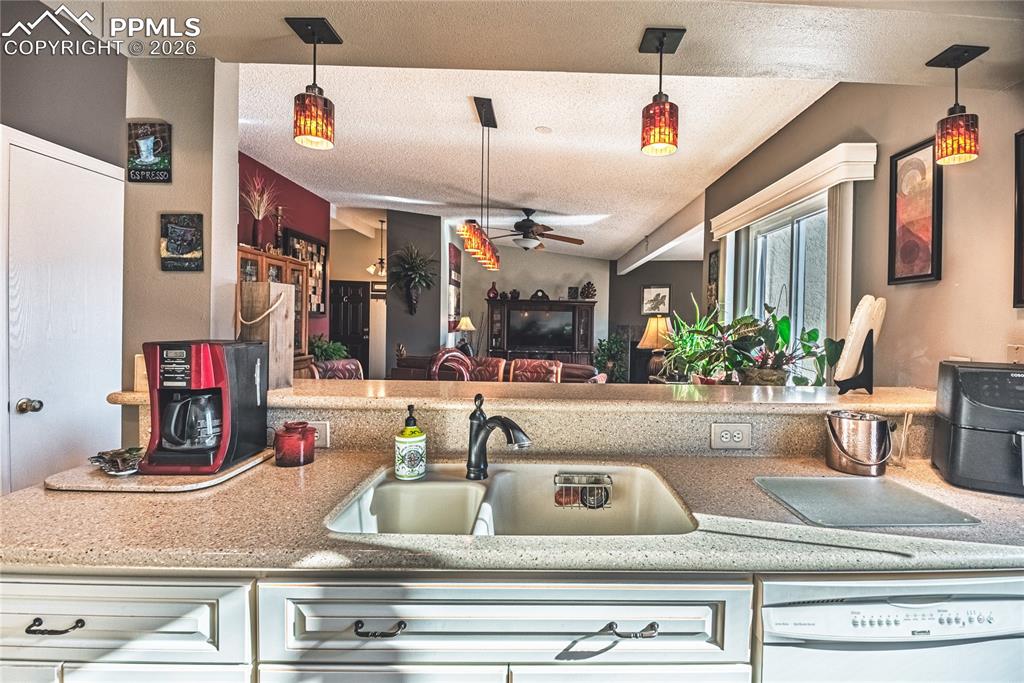 Image 21 of 35: Kitchen