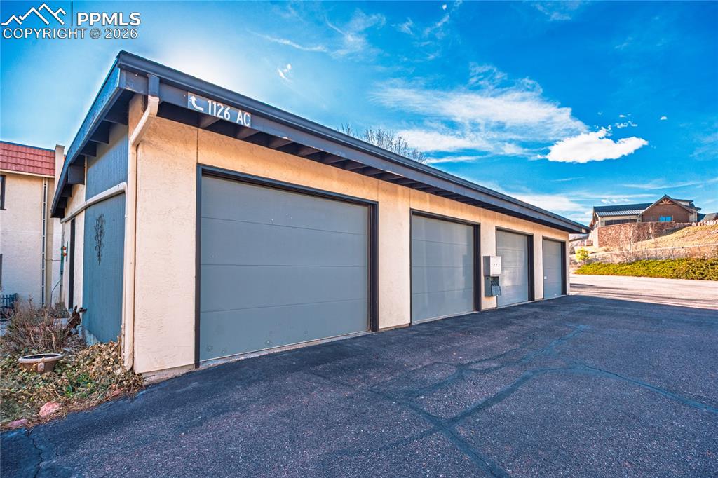 Image 4 of 35: Garage