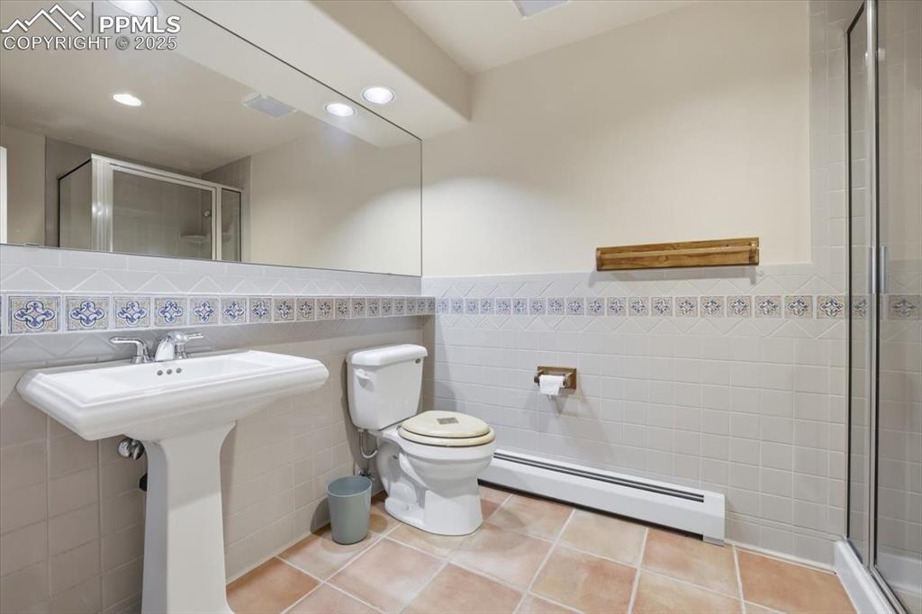 Image 18 of 26: Bathroom