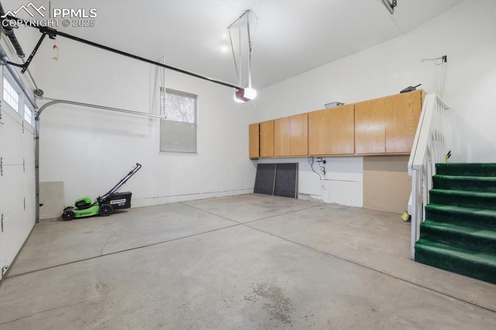 Image 19 of 26: Garage