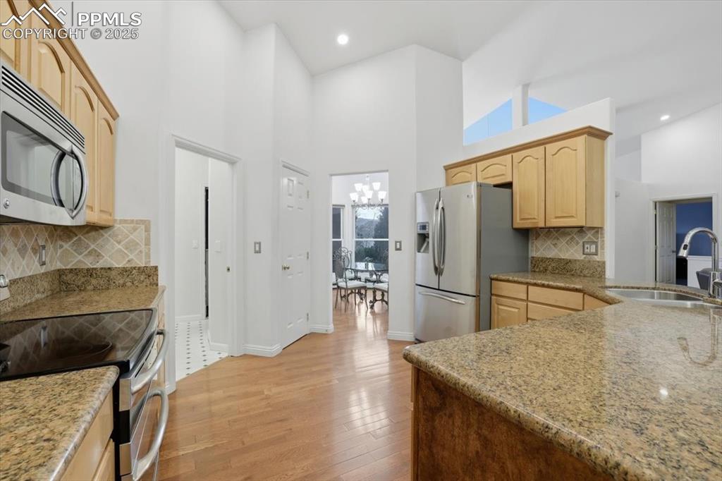 Image 6 of 26: Kitchen