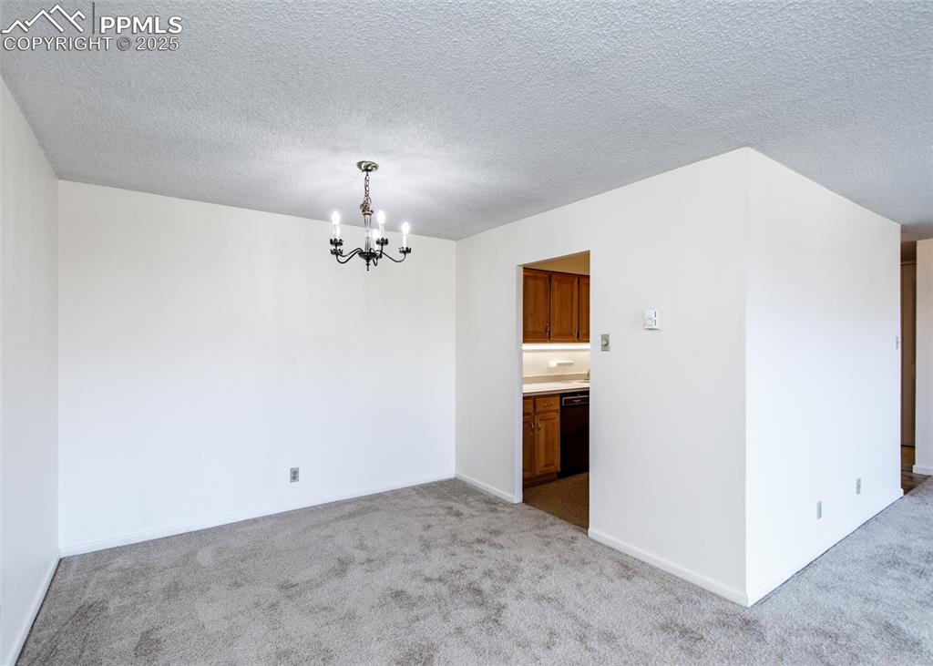 Image 11 of 31: Dining Area