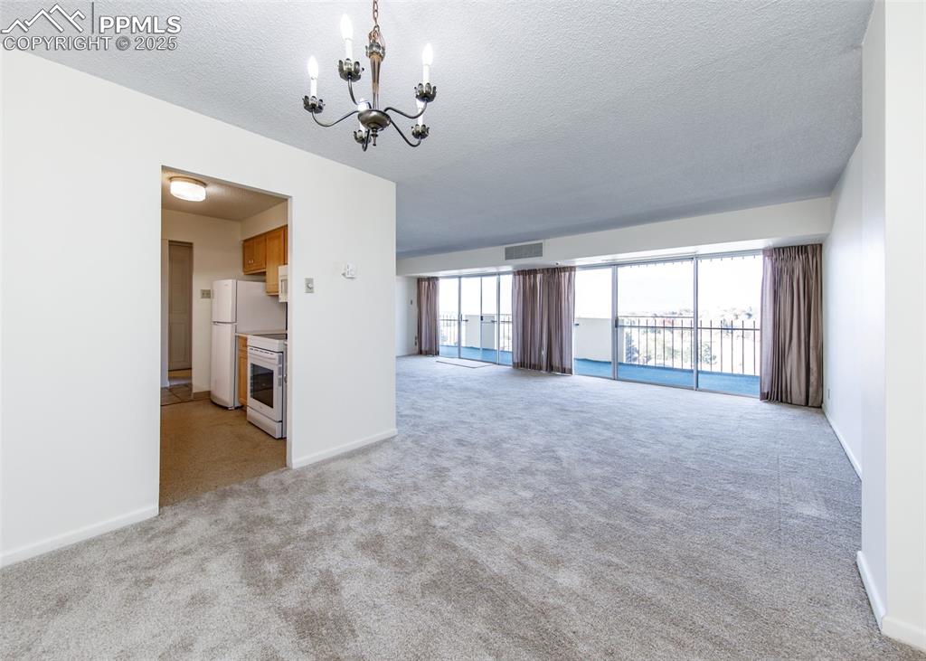 Image 12 of 31: Living Room