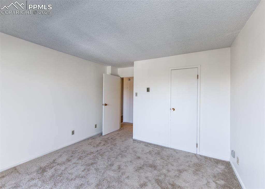 Image 18 of 31: Bedroom