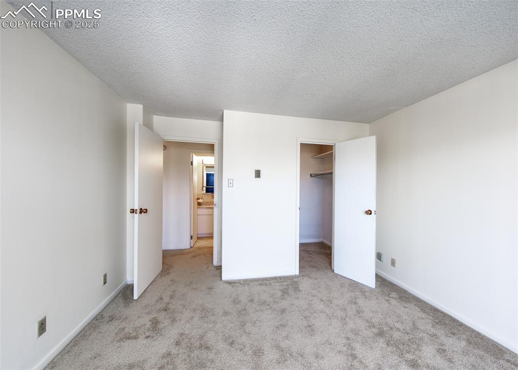 Image 19 of 31: Bedroom