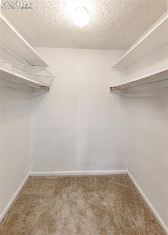 Image 21 of 31: Closet