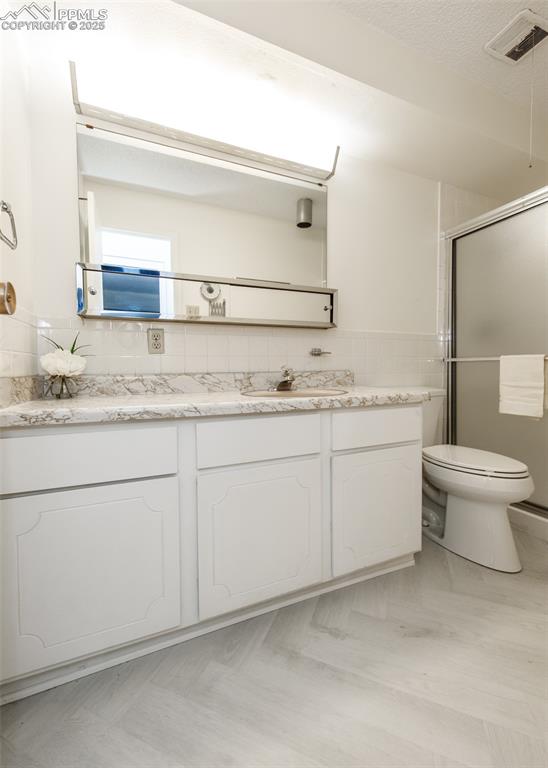 Image 22 of 31: Bathroom